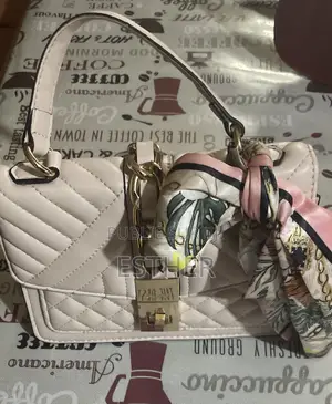 Ventes Des Habits Et Accessoires Pour Femmes Sacs Et Chaussures