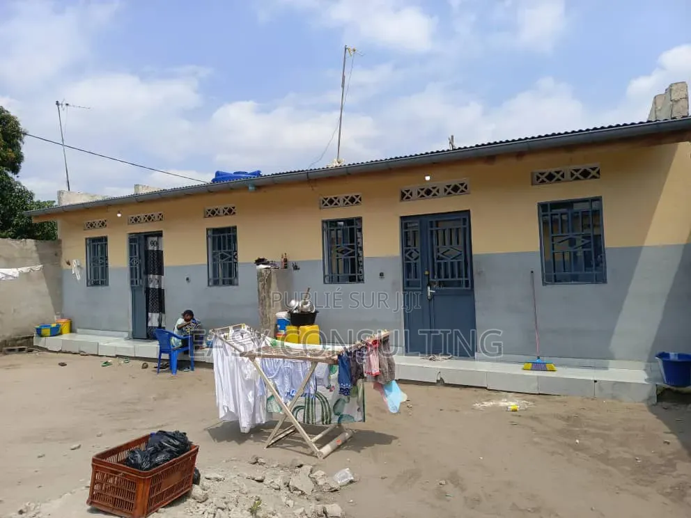 2chbre Villa dans Bât, Nsele à Vendre