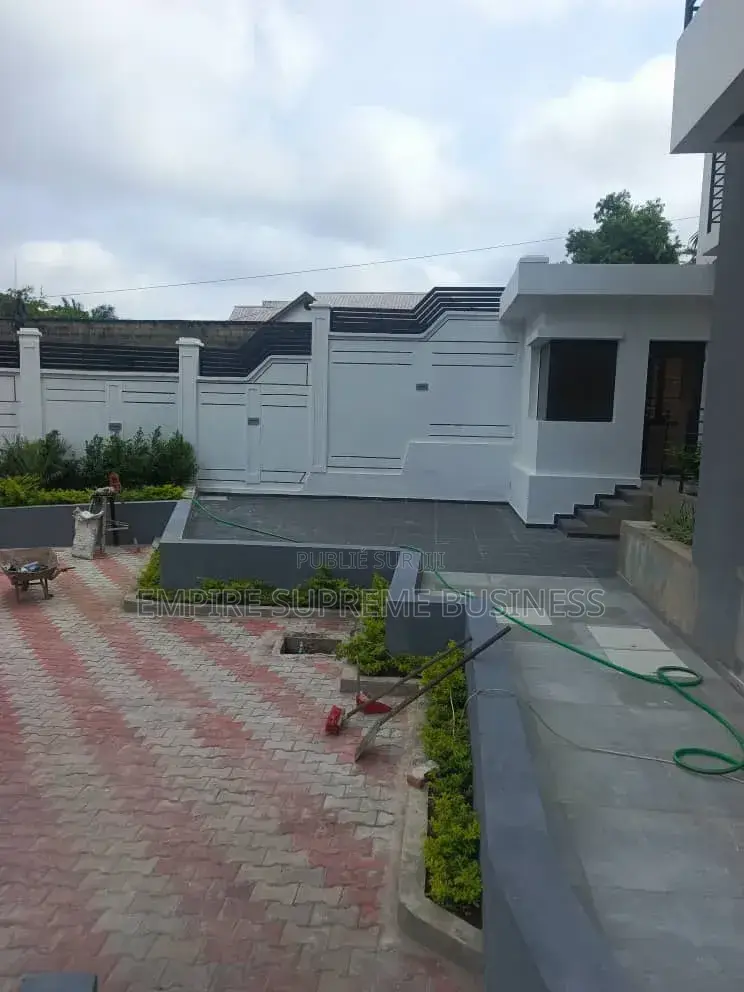 15chbre Manoir dans Empire Supreme, Ngaliema à Vendre