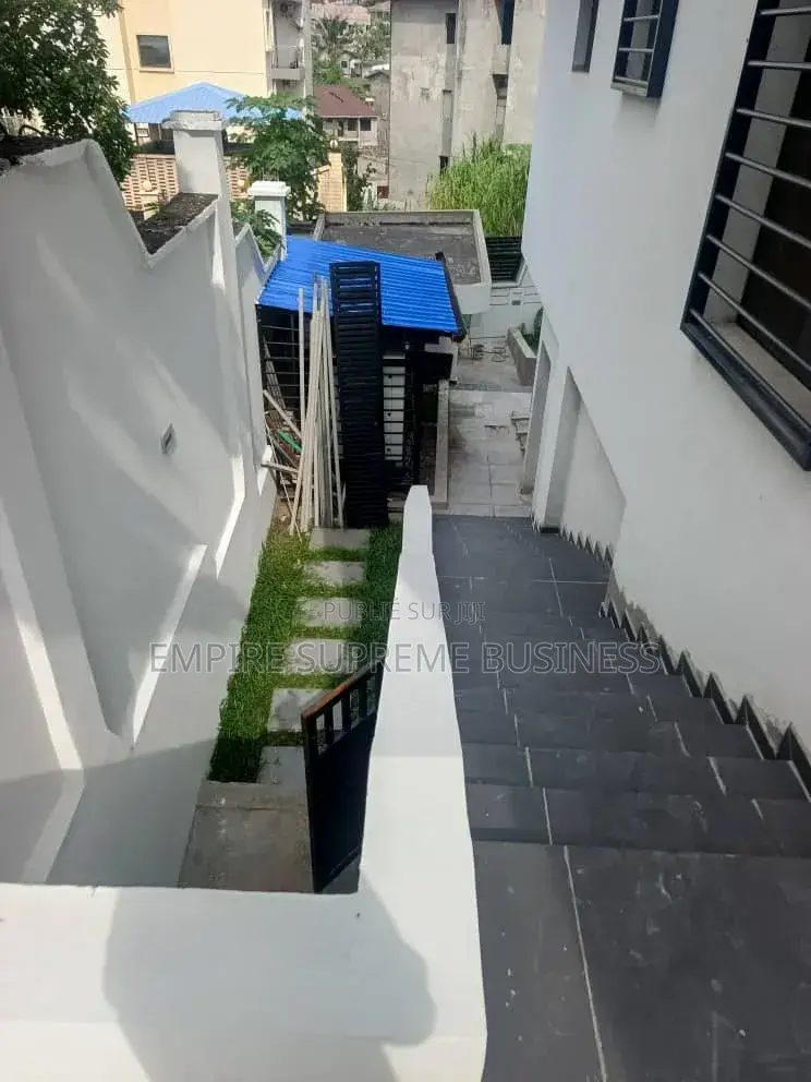 15chbre Manoir dans Empire Supreme, Ngaliema à Vendre