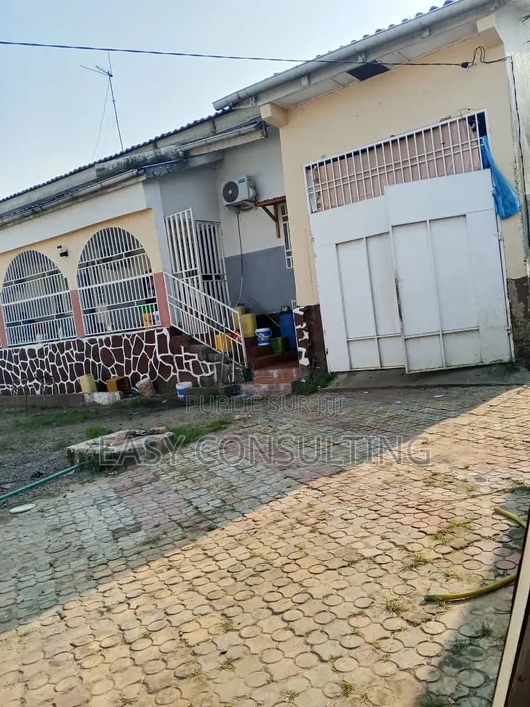 4chbre Villa dans Mont Ngafula à Vendre