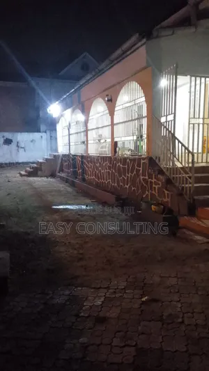4chbre Villa dans Mont Ngafula à Vendre
