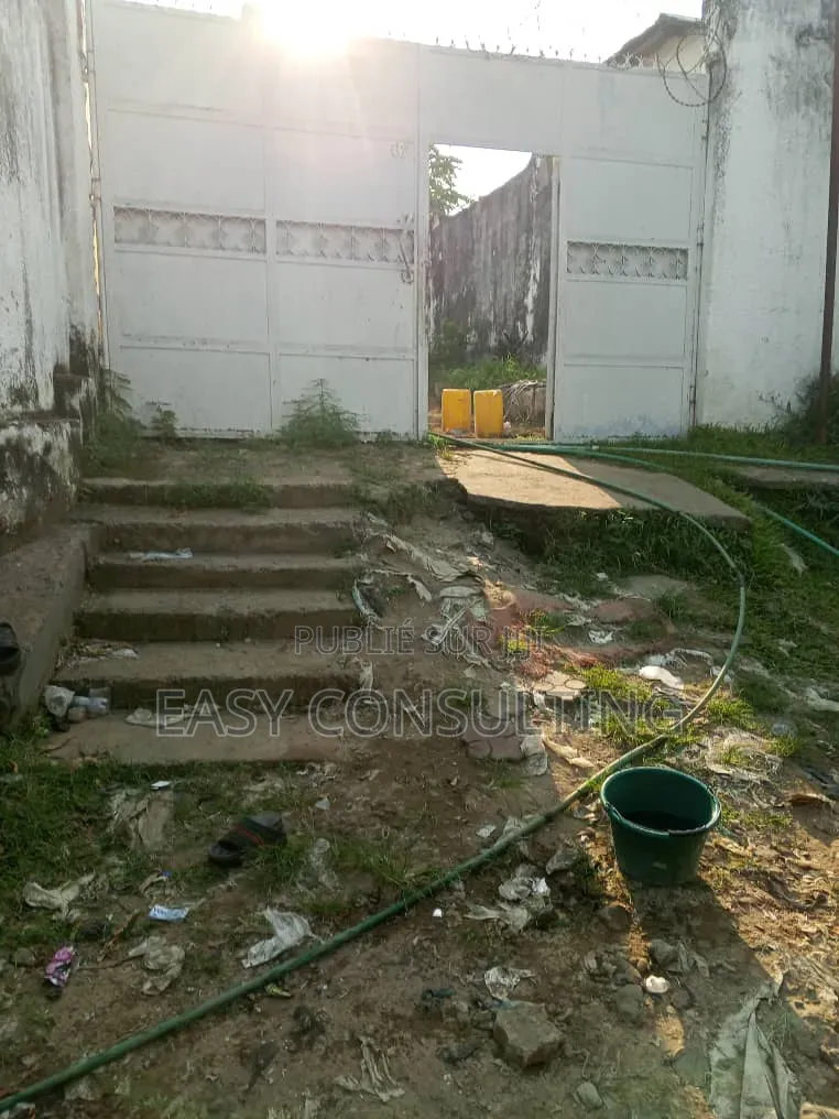 4chbre Villa dans Mont Ngafula à Vendre