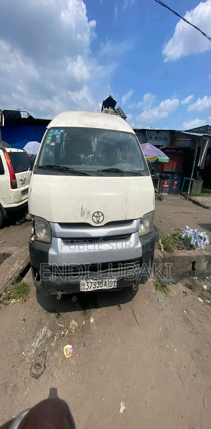 Toyota HiAce 2012 Blanc