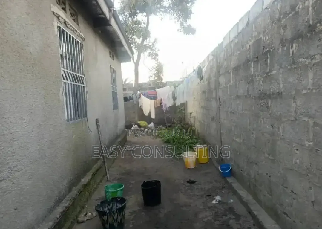 2chbre Villa dans Terre Jaune, Nsele à Vendre
