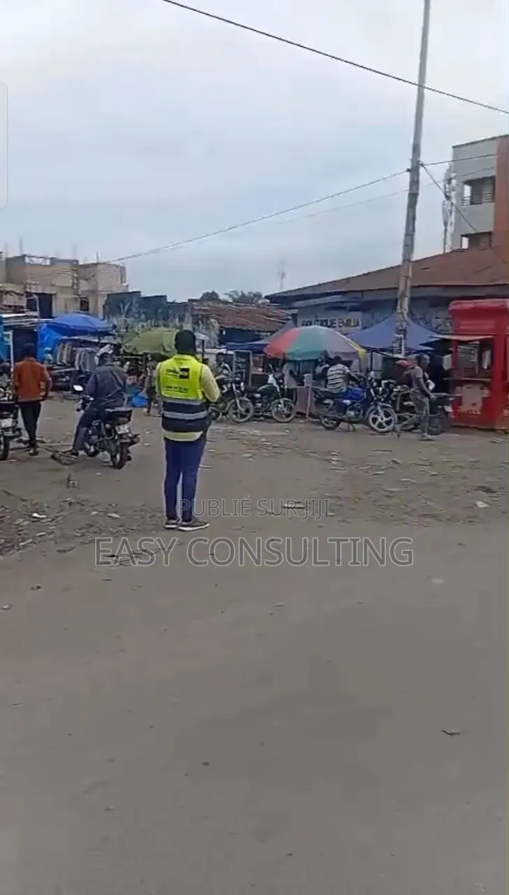 Vente Parcelle Commerciale Sur Macadam en Coin Ouvert À Barumbu