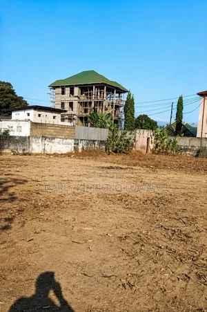 Investissez À Moanda:Terrain Vide en Bordure De La Route Nationale N°1