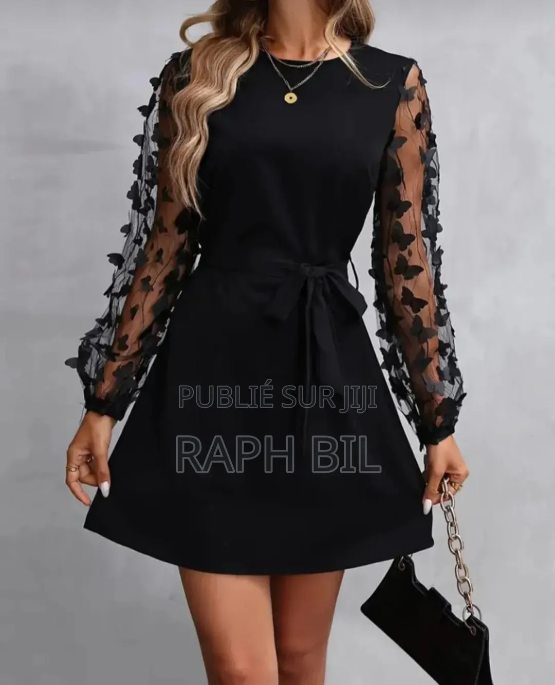 Robe Élégante Avec Détails Papillon