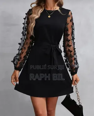 Robe Élégante Avec Détails Papillon