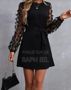 Robe Élégante Avec Détails Papillon