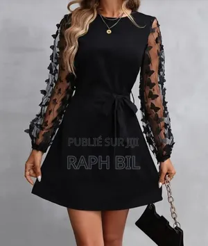 Robe Élégante Avec Détails Papillon