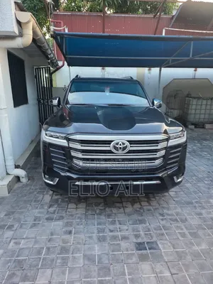 Nouveau Toyota Land Cruiser LC300 2025 Noir