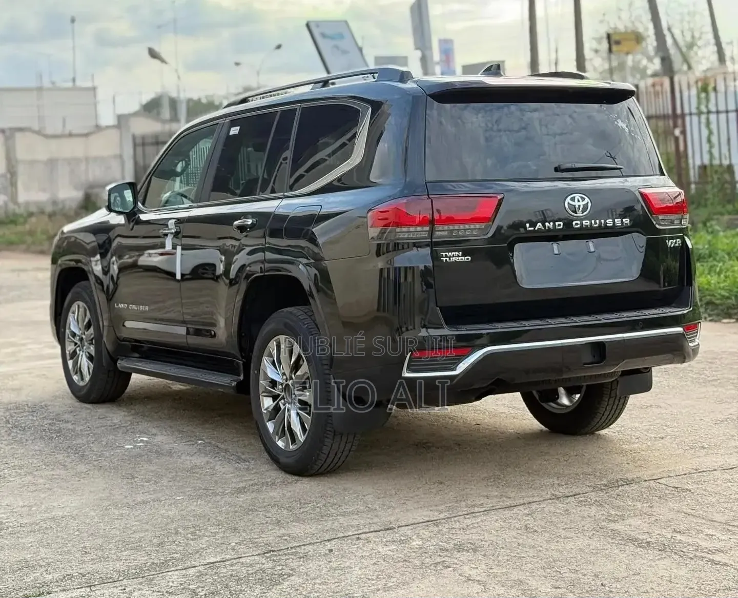 Nouveau Toyota Land Cruiser LC300 2025 Noir