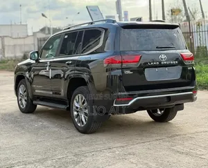 Nouveau Toyota Land Cruiser LC300 2025 Noir
