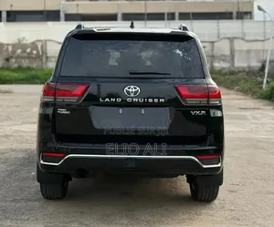 Nouveau Toyota Land Cruiser LC300 2025 Noir