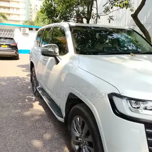 Nouveau Toyota Land Cruiser 2025 Blanc cassé