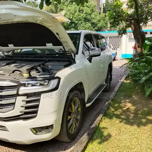 Nouveau Toyota Land Cruiser 2025 Blanc cassé