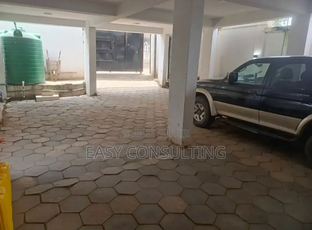 3chbre Villa dans Okapi, Ngaliema à Vendre