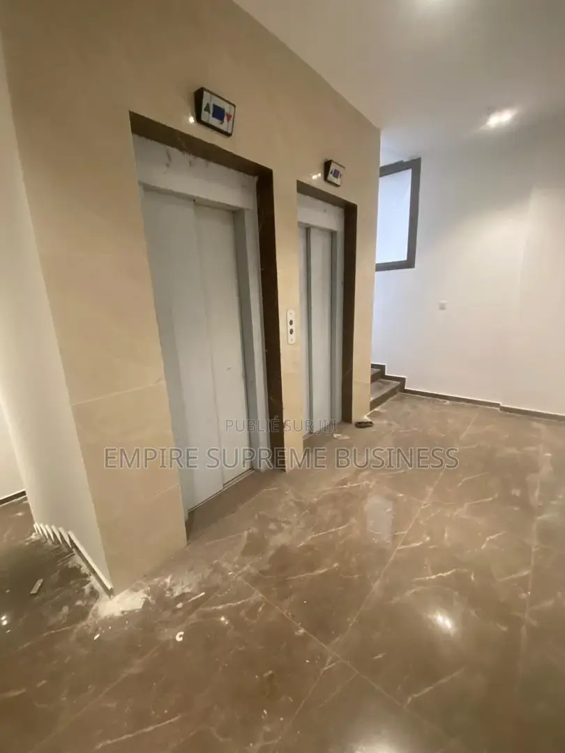 *Un Immeuble Mis en Location À Gombe Impeccable, Avec Plusieurs Appart