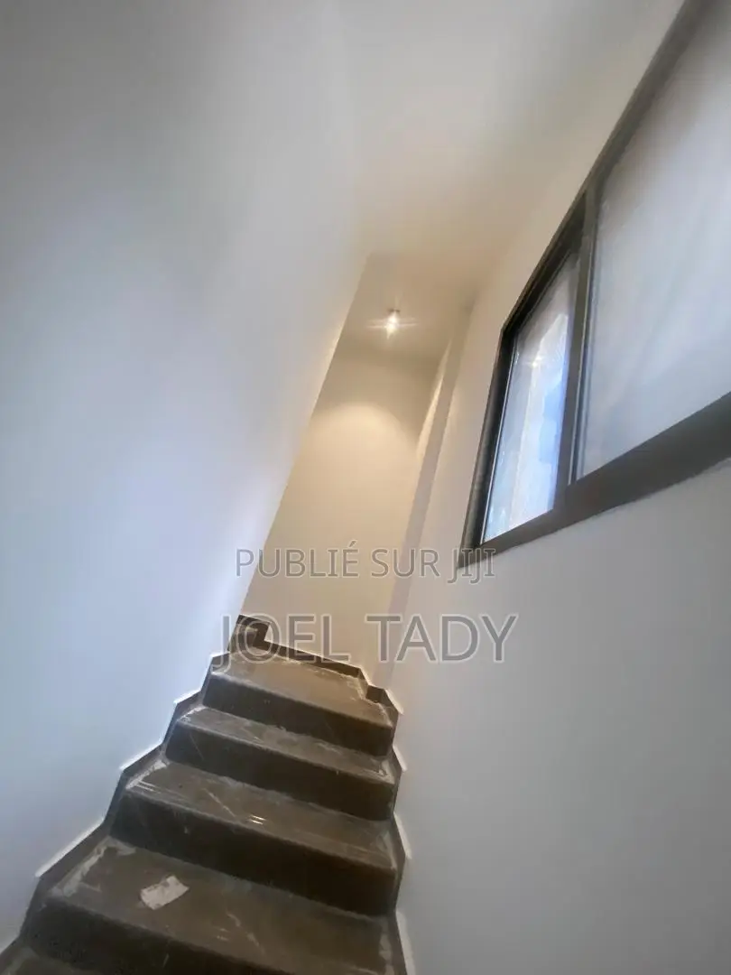 *Un Immeuble Mis en Location À Gombe Impeccable, Avec Plusieurs Appart