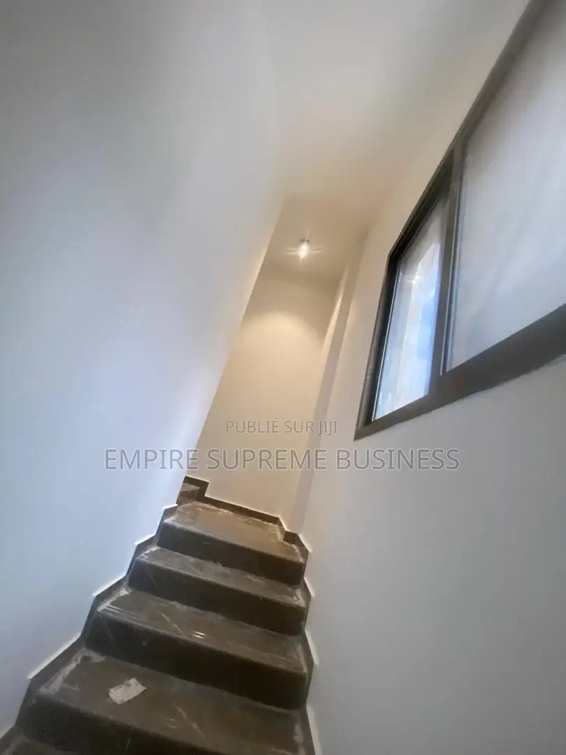 *Un Immeuble Mis en Location À Gombe Impeccable, Avec Plusieurs Appart