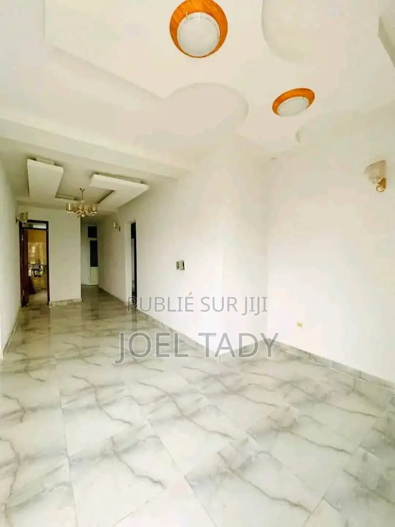 3chbre Appartement dans Kasa-Vubu à Louer