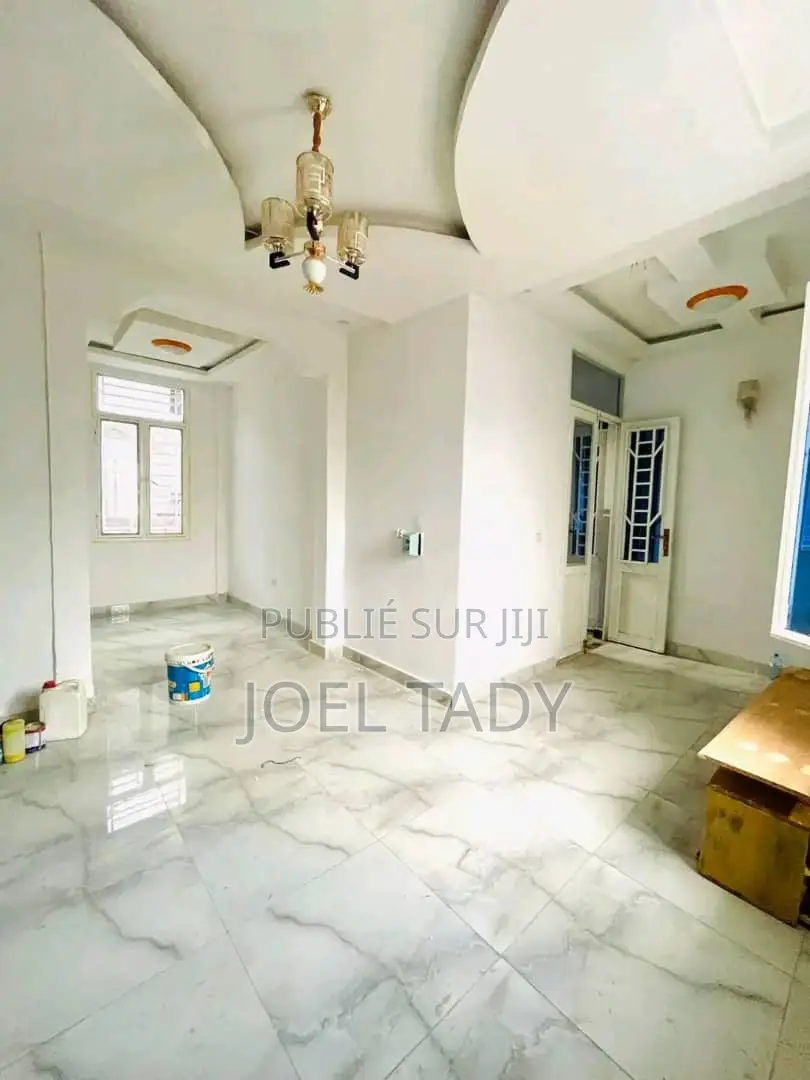 3chbre Appartement dans Kasa-Vubu à Louer