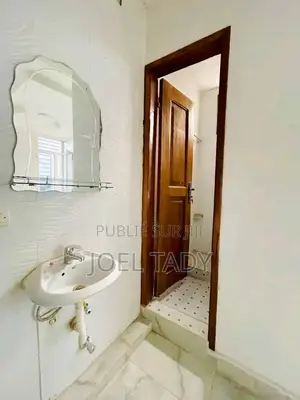 3chbre Appartement dans Kasa-Vubu à Louer
