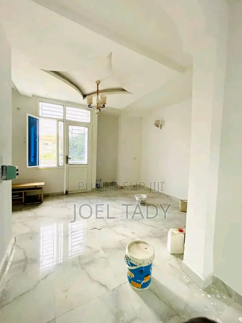 3chbre Appartement dans Kasa-Vubu à Louer