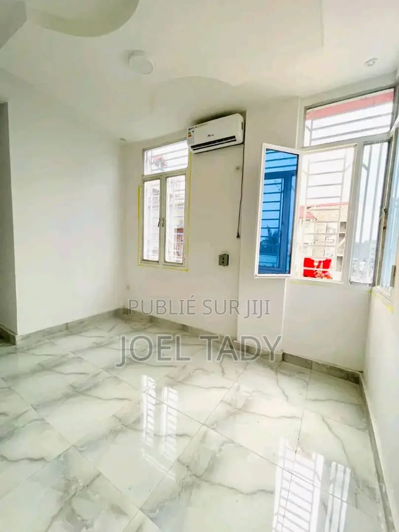 3chbre Appartement dans Kasa-Vubu à Louer