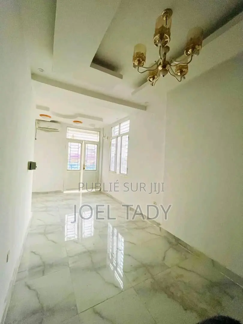 3chbre Appartement dans Kasa-Vubu à Louer