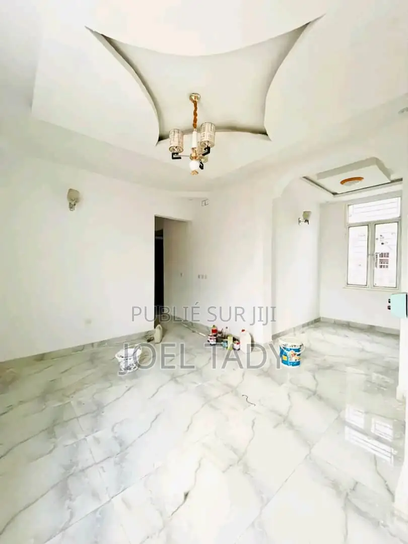 3chbre Appartement dans Kasa-Vubu à Louer