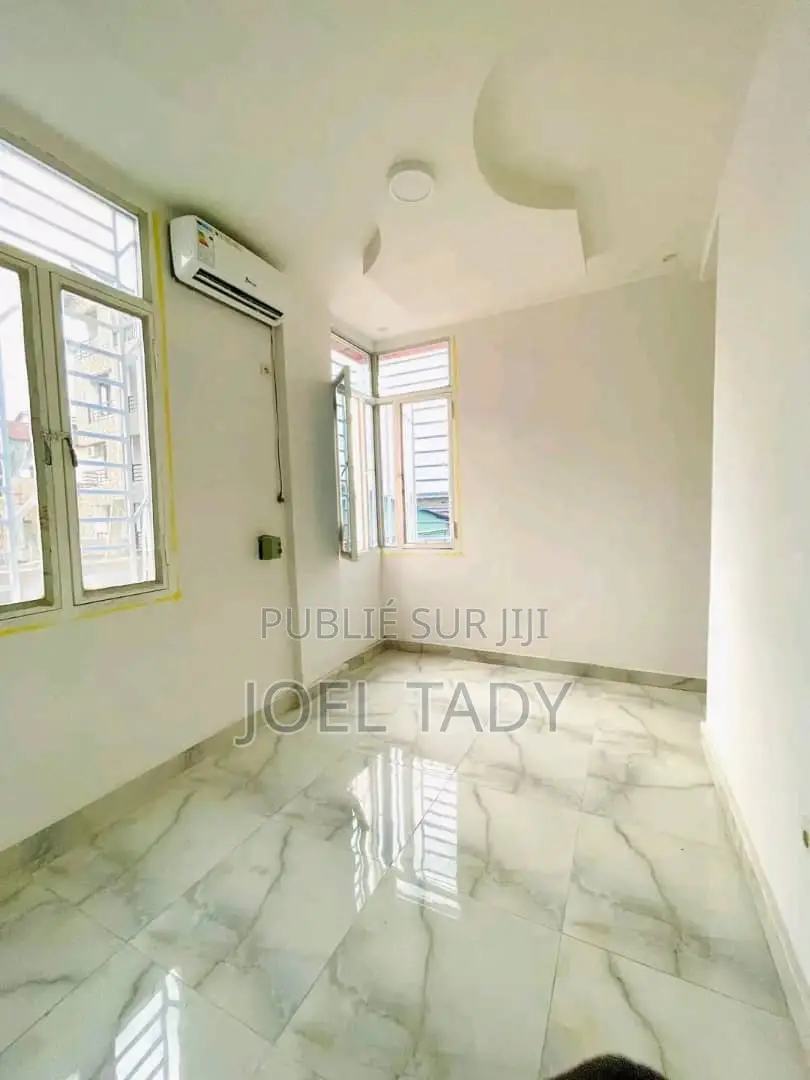 3chbre Appartement dans Kasa-Vubu à Louer