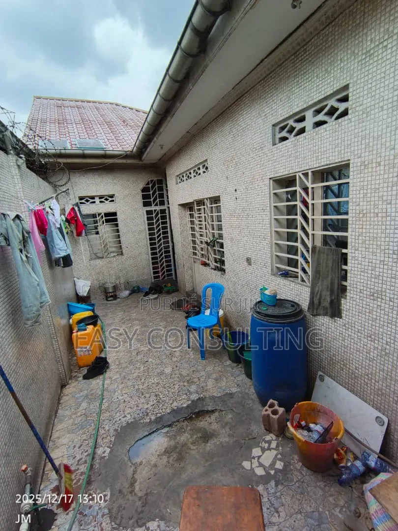 2chbre Villa dans Mombele, Limete à Vendre