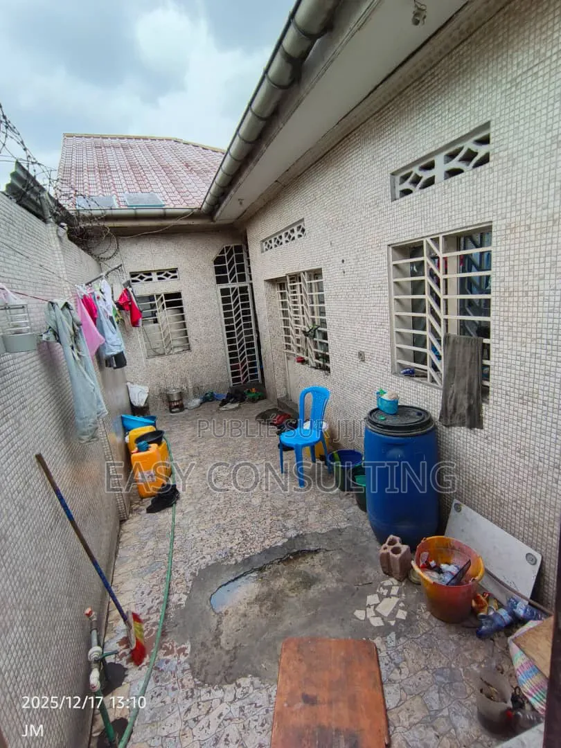 2chbre Villa dans Mombele, Limete à Vendre