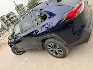 Toyota RAV4 Hybrid 2024 Bleu