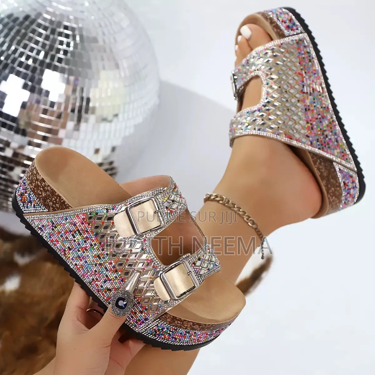 Ces Sandales Fuchsia Ornées De Strass Colorés Sont Des Mules