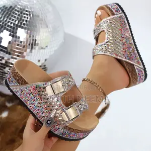 Ces Sandales Fuchsia Ornées De Strass Colorés Sont Des Mules