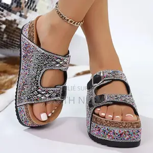 Ces Sandales Fuchsia Ornées De Strass Colorés Sont Des Mules