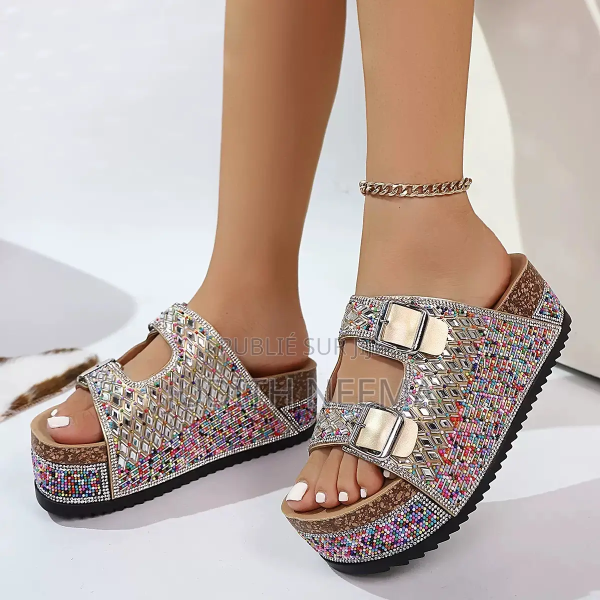 Ces Sandales Fuchsia Ornées De Strass Colorés Sont Des Mules