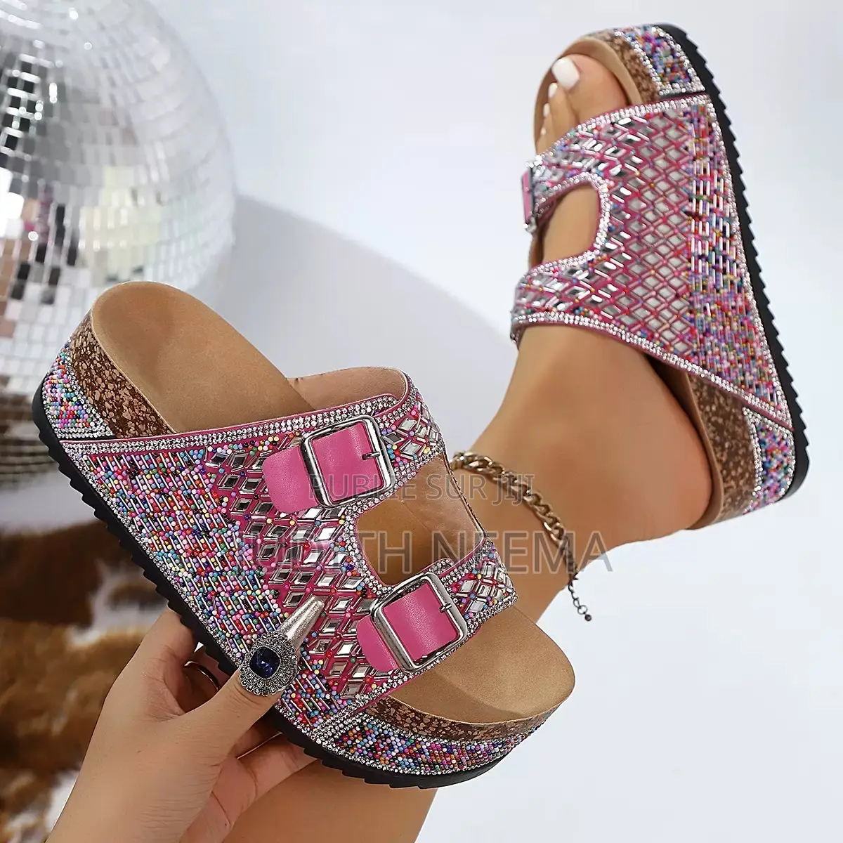 Ces Sandales Fuchsia Ornées De Strass Colorés Sont Des Mules