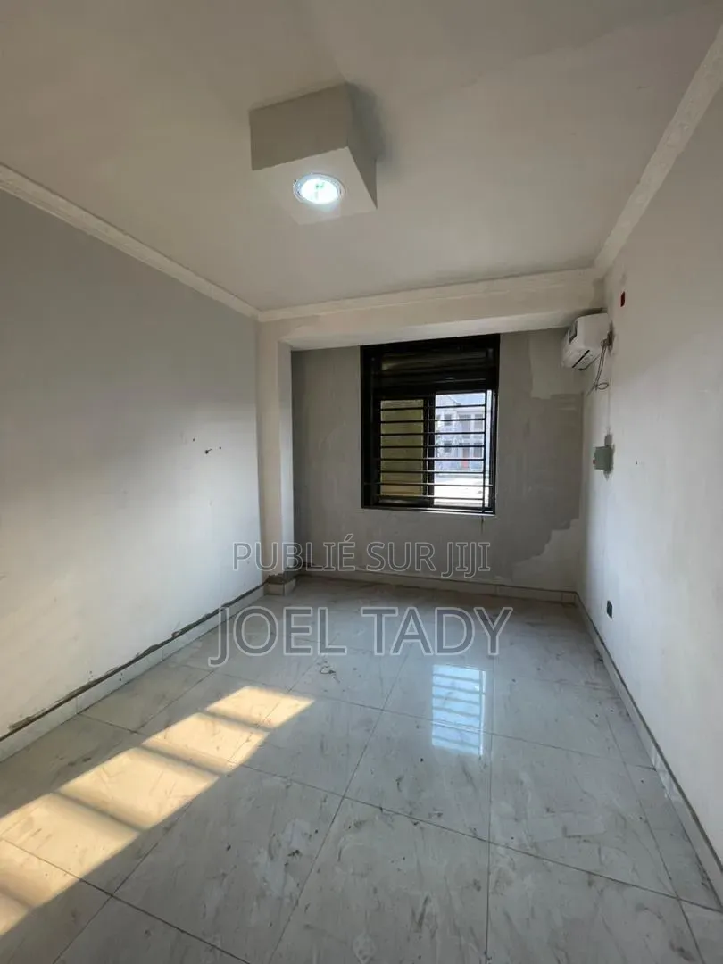 3chbre Appartement dans Empire Supreme, Kasa-Vubu à Louer