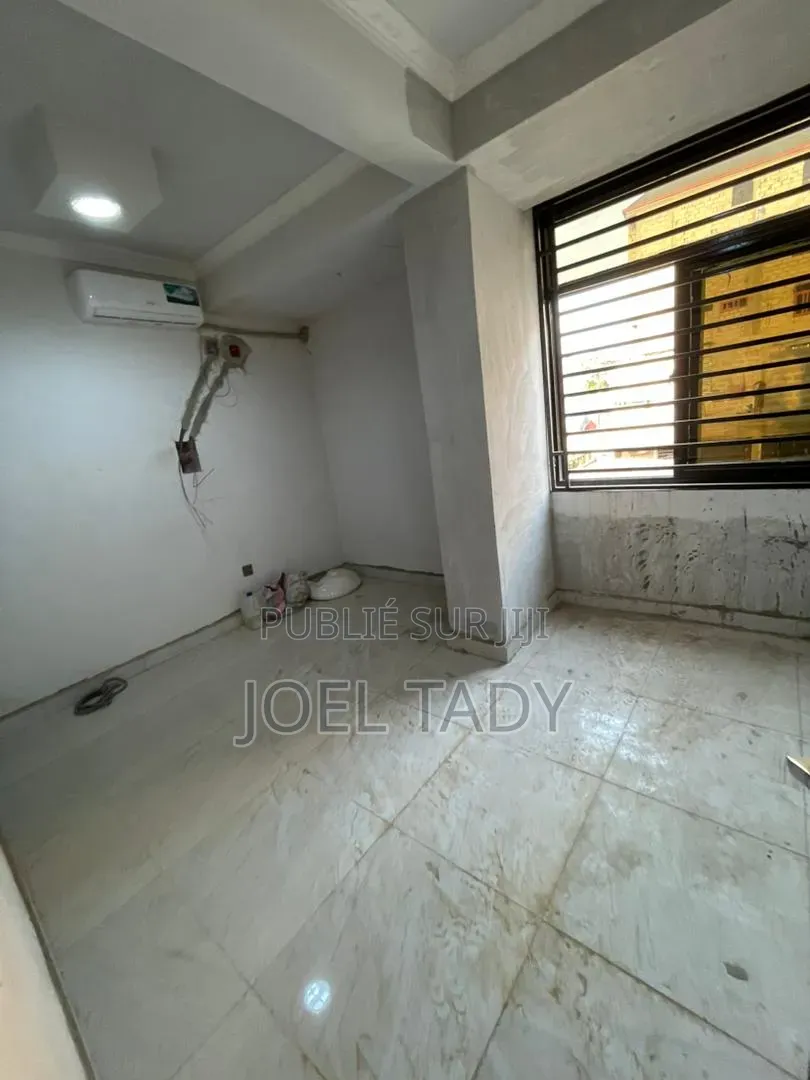 3chbre Appartement dans Empire Supreme, Kasa-Vubu à Louer