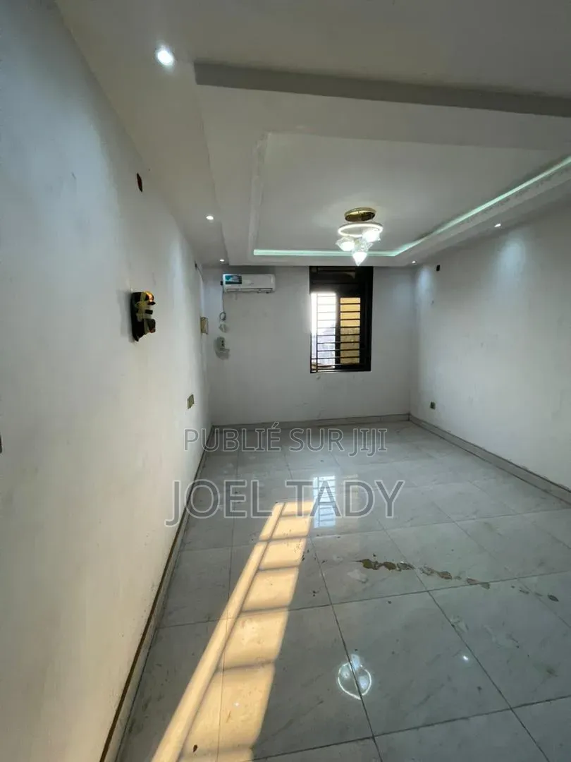 3chbre Appartement dans Empire Supreme, Kasa-Vubu à Louer