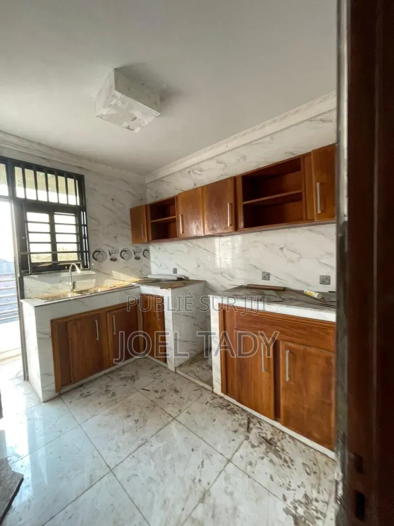 3chbre Appartement dans Empire Supreme, Kasa-Vubu à Louer