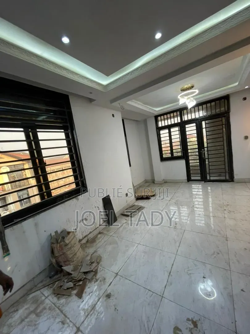 3chbre Appartement dans Empire Supreme, Kasa-Vubu à Louer