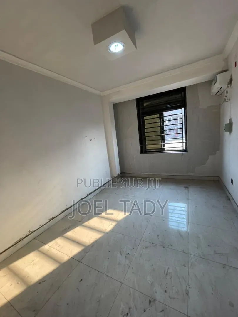 3chbre Appartement dans Empire Supreme, Kasa-Vubu à Louer