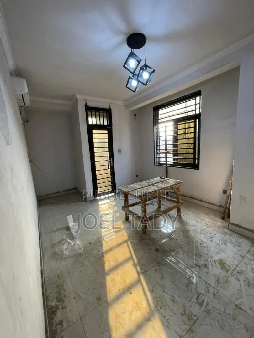 3chbre Appartement dans Empire Supreme, Kasa-Vubu à Louer
