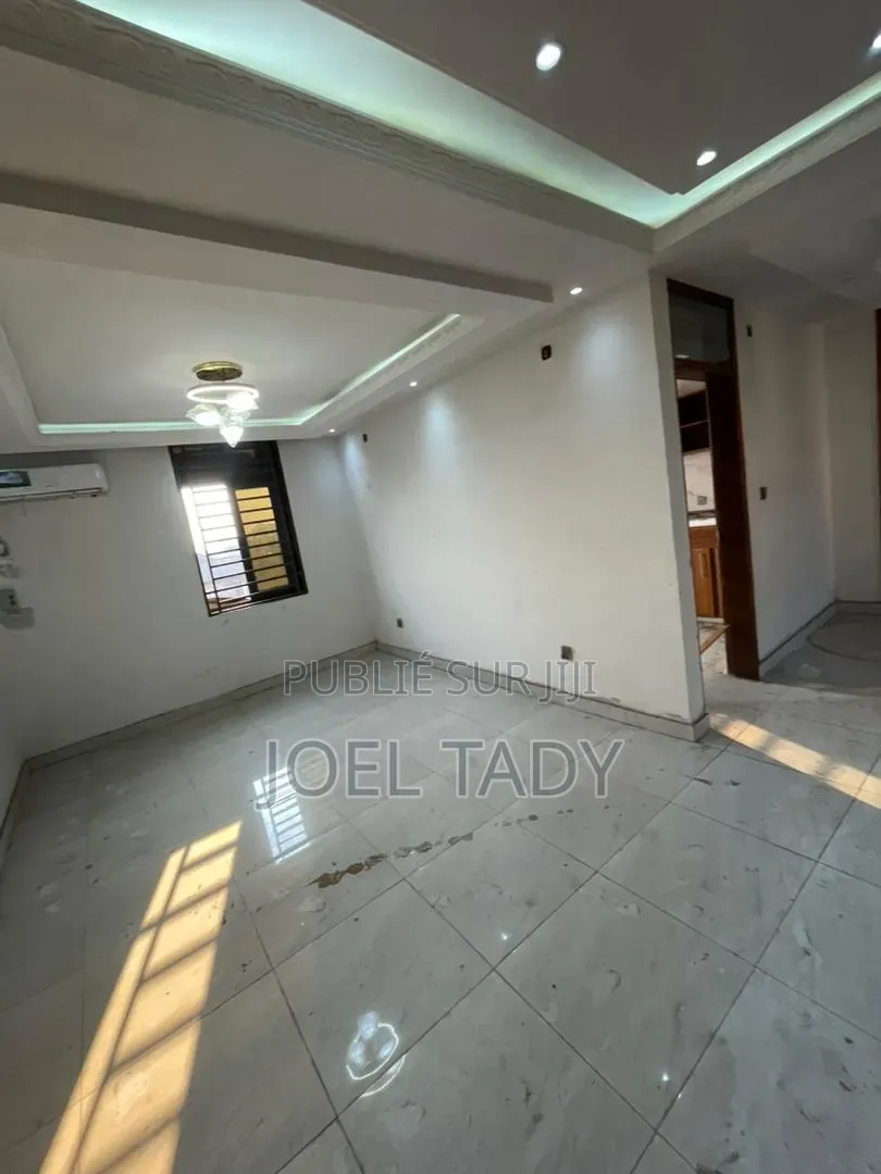 3chbre Appartement dans Empire Supreme, Kasa-Vubu à Louer