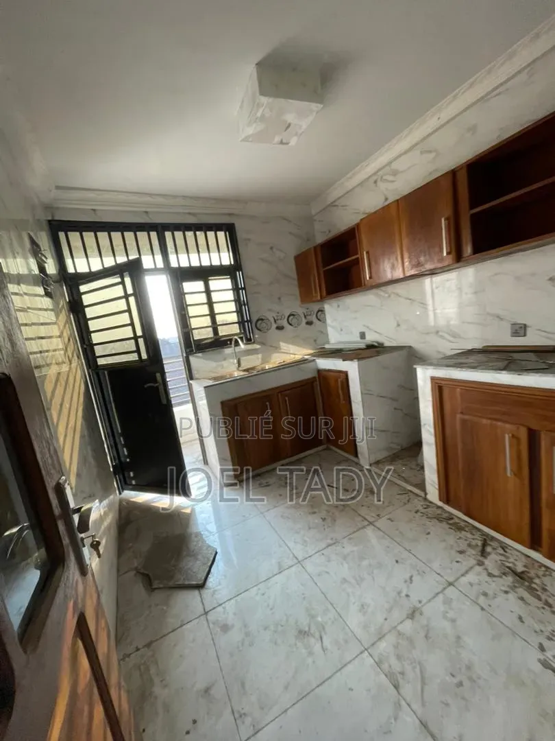 3chbre Appartement dans Empire Supreme, Kasa-Vubu à Louer